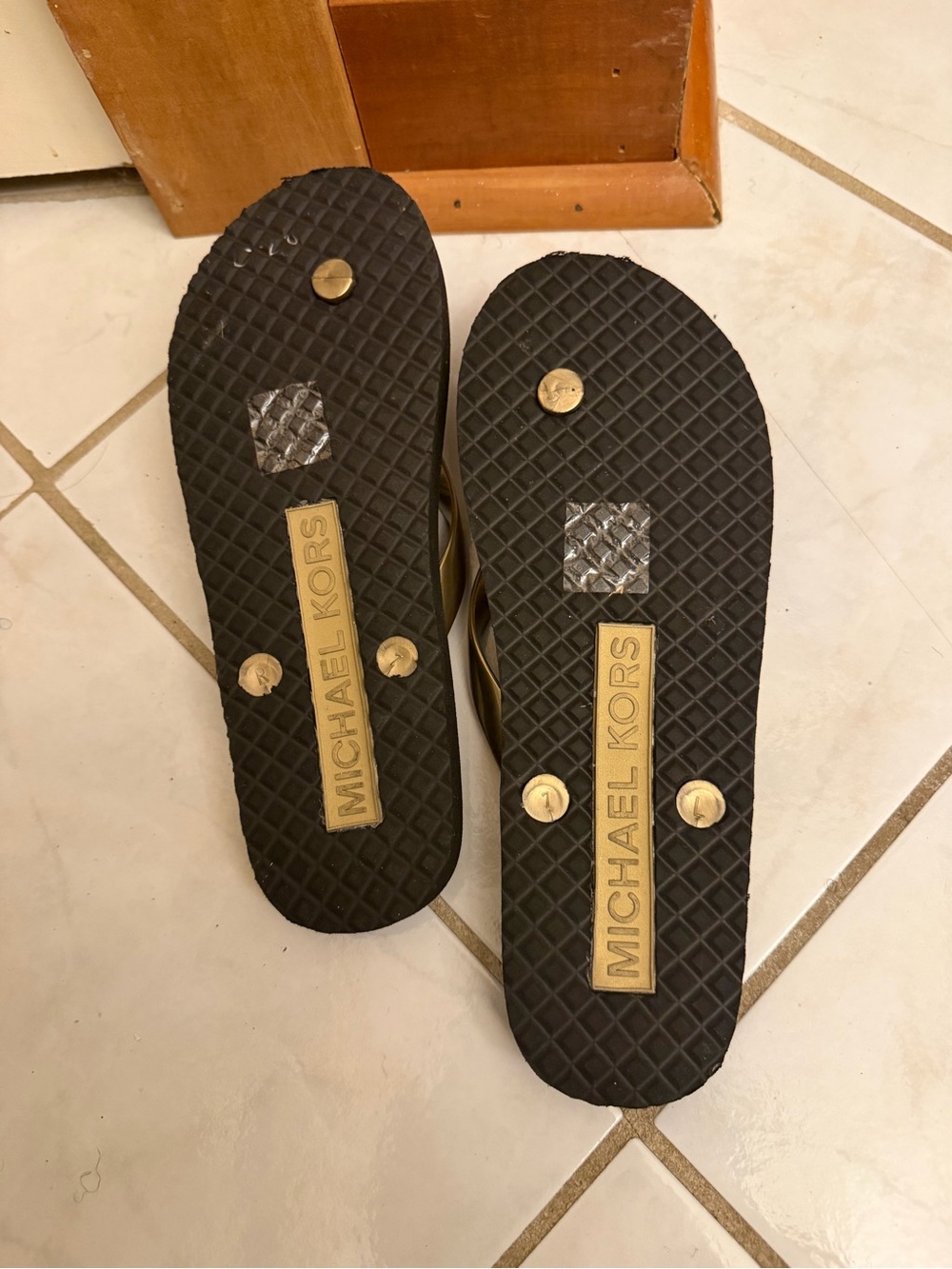 Michael Kors Brown Monogram Flip Flops with Gold Straps Women’s size 7 - Picture 4 of 4